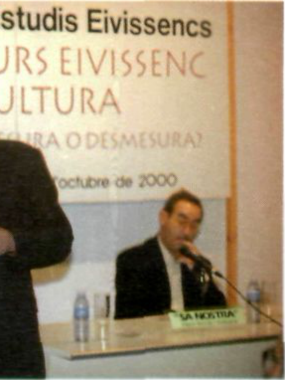 Josep Colonques Garrido, al centre, rep el Premi de la Nit de Sant Joan 2000. (Foto: Conxita Roig.)