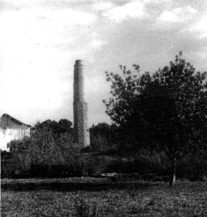 Vista general de les instal·lacions mineres amb la xemeneia destacant.