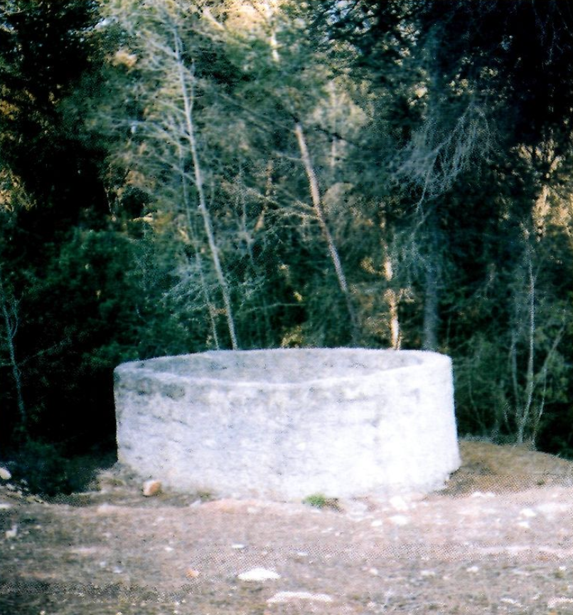 Boca d'una de les mines. (Foto: revista EIVISSA)