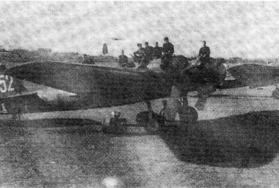 Un grup d'aviadors amb un dels Katiuska. (Foto: Arxiu Històric de l'Exèrcit de l'Aire.)