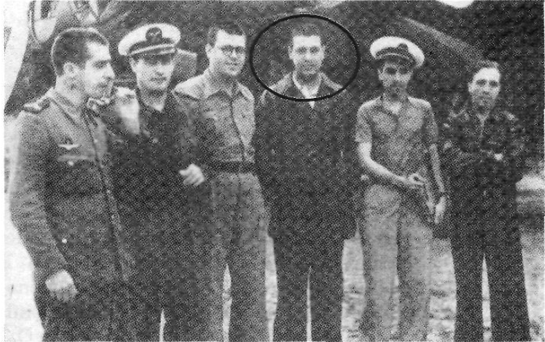 Leocadio Mendiola, al centre d'un grup d'aviadors republicans. (Foto: Arxiu Històric de l'Exèrcit de l'Aire.)
