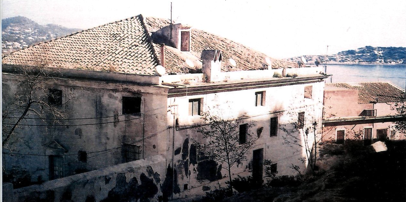 Dues imatges de can Botino, edifici situat al carrer de Pere Tur.