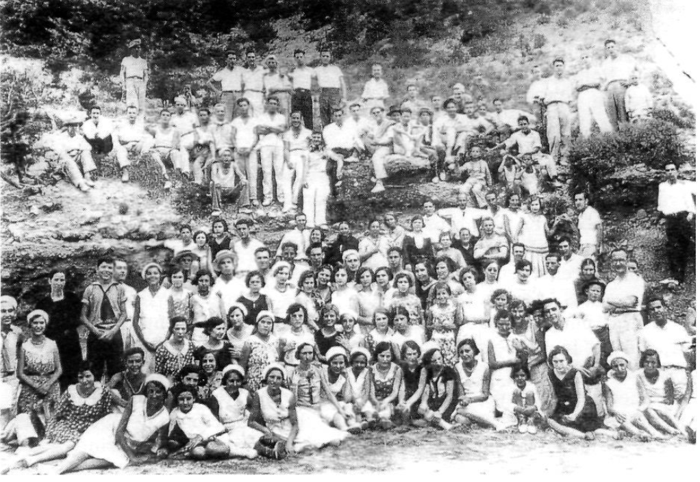 L'Orfeó Eivissenc, a cala Llonga. Agost de 1931. (Foto: col·lecció Joan Antoni Torres.)