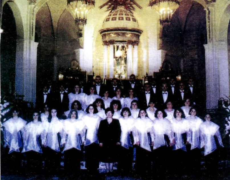 El cor i la banda Ciutat d'Eivissa al Convent el 1999. (Foto: Rafa Domínguez.)