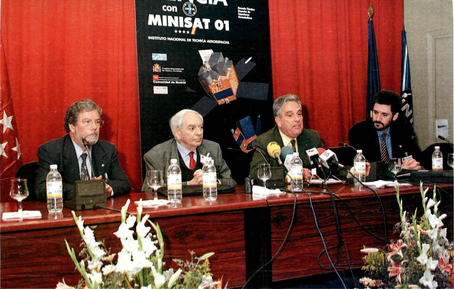 Congrés sobre el Minisat 01, l'abril de 1999. D'esquerra a dreta: Josep Torres, el professor Sciama, el Director General de I'INTA i el Subdirector d'Investigació i Programes.