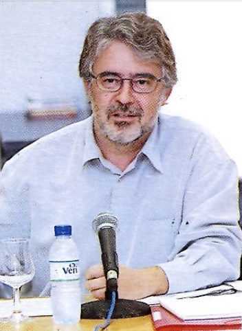 26/10/01. La conferència del filòleg menorquí Joan F. López Casasnovas, dins de la programació de l'Any Alcover, es va titular El català a les nostres illes: un futur incert. Casasnovas va considerar que la situació del català a les Pitüses és preocupant, ja que s'ha produït un important retrocés en el seu ús social. (Foto: Vicenç Fenollosa - Última Hora.)