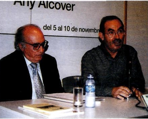 8/11/01. Joan Veny, catedràtic de la Universitat de Barcelona, que ja havia participat en altres dos ocasions en el Curs Eivissenc de Cultura, va titular la seua conferència Antoni M. Alcover i la llengua catalana. A la imatge, Joan Veny i el president de l'Institut d'Estudis Eivissencs, Marià Serra. (Foto: Vicent Ribas 'Trull'.)