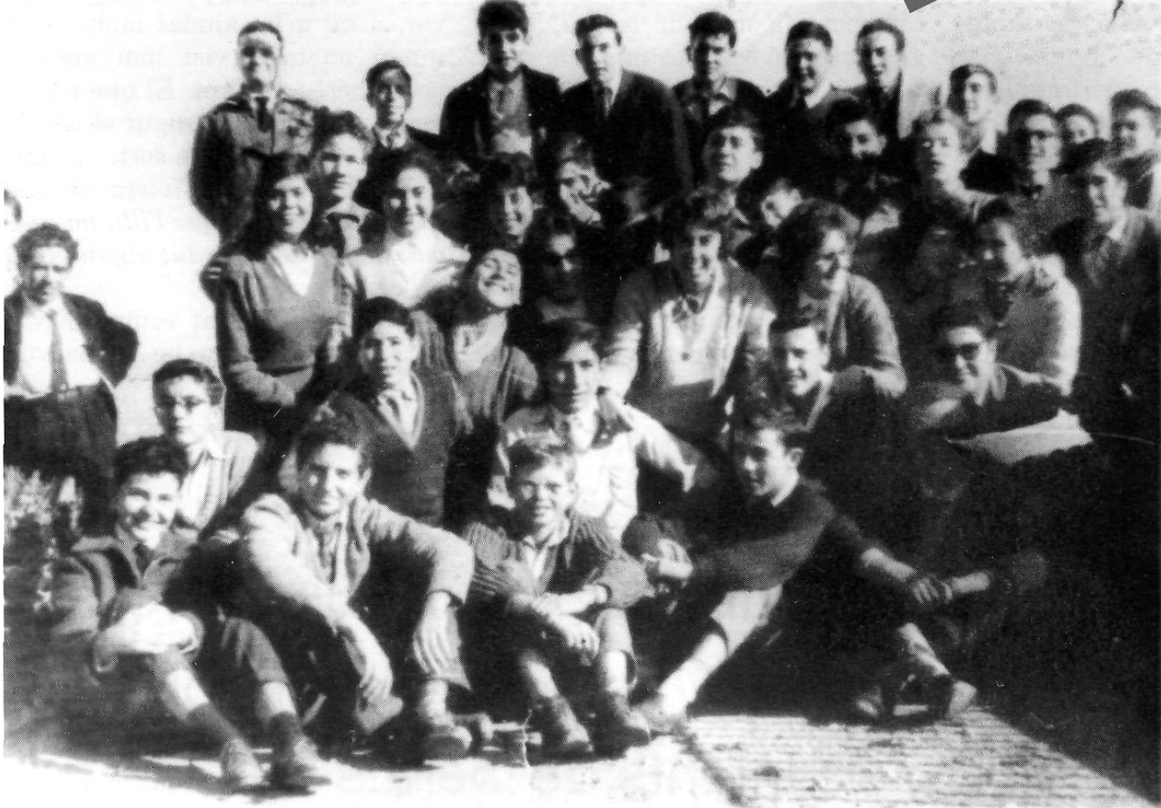 José Luis Roselló amb un grup d'estudiants de batxillerat a l'institut Santa Maria, curs 1958-1959. (Foto: Revista EIVISSA.)