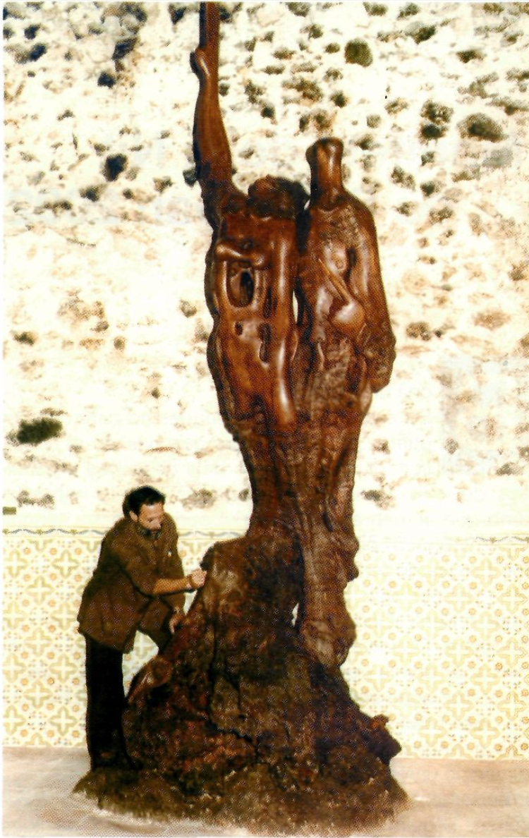 Escultura de fusta de gran format d'Antoni Hormigo.