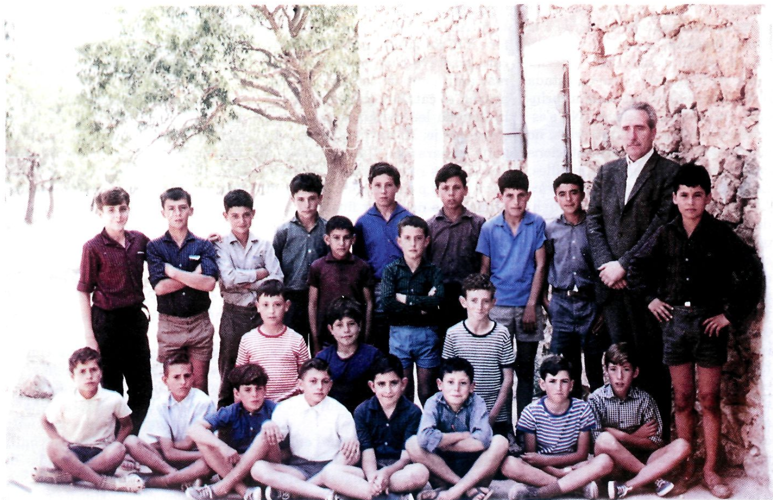 Grup d'escolars amb Marià Villangómez