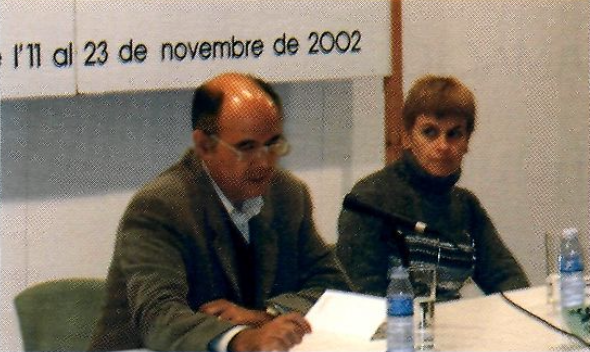 Lliurament de la Menció d'Honor Sant Jordi 2003 a Bernat Joan i Marí per part de Marià Serra Planells. Eivissa, 26 d'abril de 2003.