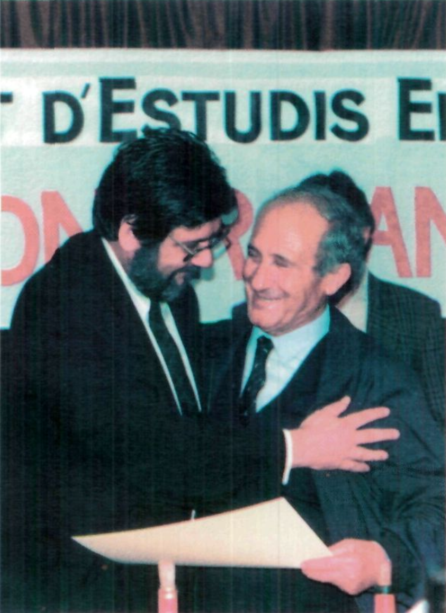 Joan Marí Cardona rebent un premi