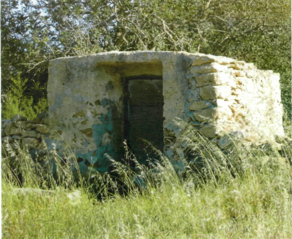 Imatge del pou d'en Pere Blai, documentat el 1740. Després d'una primera etapa consagrada al treball d'arxiu, Marí Cardona es va interessar més per l'estudi del paisatge tradicional formenterer. (Foto: S. Colomar.)