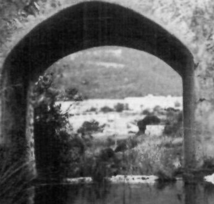 Vista a través d'una porta amb arc