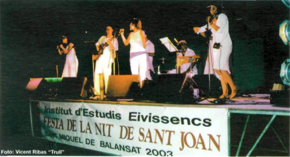 Actuació a l'escenari durant la Festa de la Nit de Sant Joan 2003