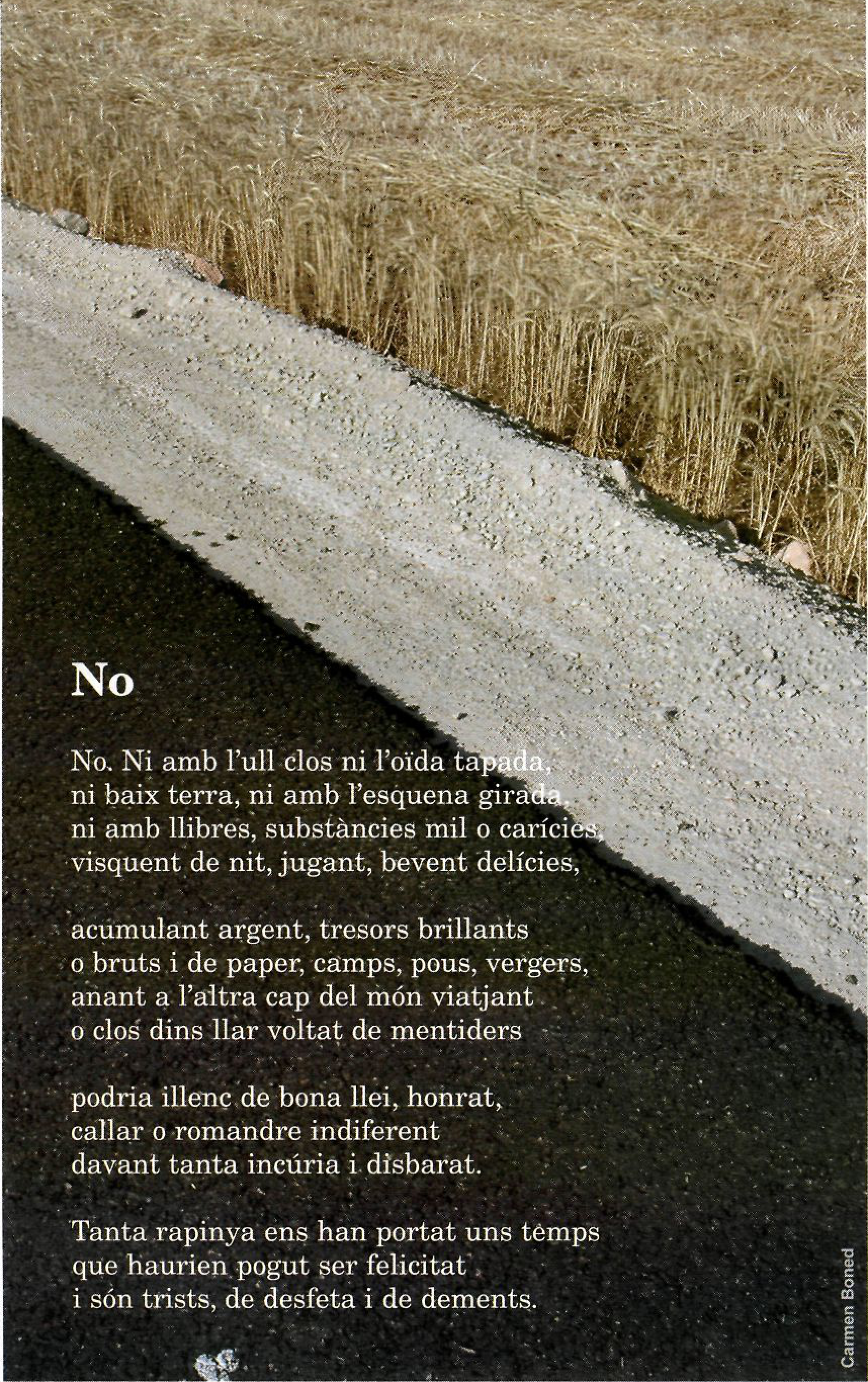 Camp de blat daurat al costat d'una carretera. Sobre la imatge, a la part inferior esquerra, hi ha el poema 'No' i a la dreta el poema 'Illes'. A la part inferior dreta de la imatge, verticalment, posa 'Carmen Boned'