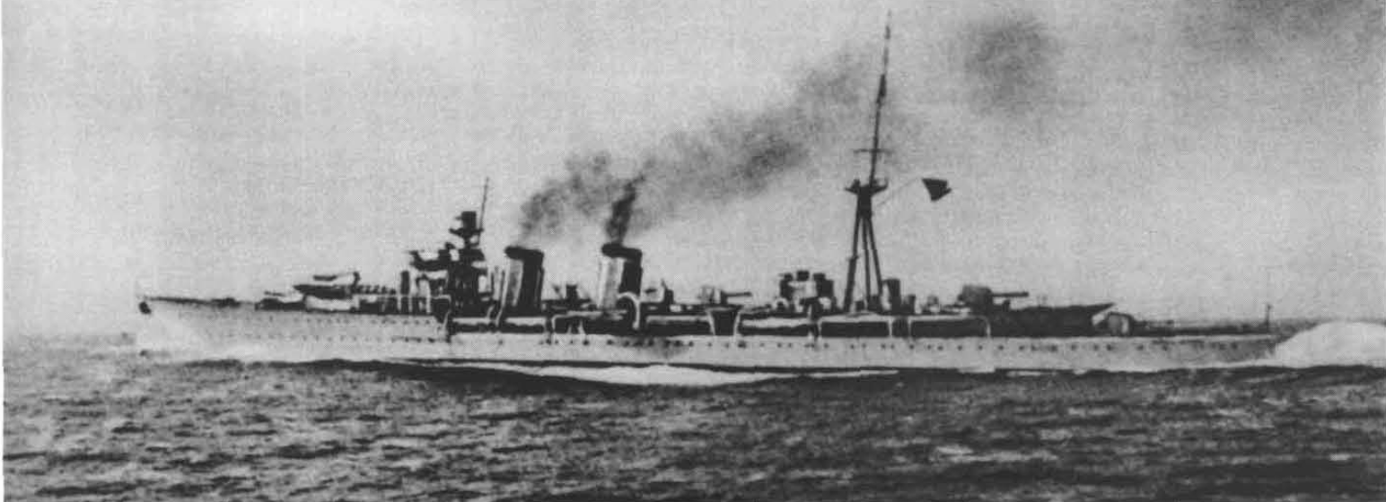 Vicent Ribas Cadona s'embarcà, el 1929 en el creuer Príncipe Alfonso. Aquest vaixell de l'Armada espanyola va ser l'encarregat de traslladar el rei Alfons XIII a l'exili una vegada proclamada la Segona República espanyola el 1931; després d'aquell episodi rebé el nom de Libertad. Foto procedent de l'arxiu d'A. Carrasco, editada per GARCÍA FLÓREZ, D. 2002 Buques de la Guerra Civil Española. Acorazados y cruceros, Madrid: ed. Almena, p. 99.