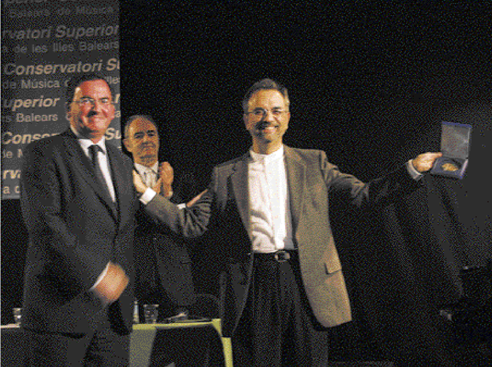 Roig-Francolí rep la Medalla d'Honor del Conservatori Superior de les Illes Balears el 2004
