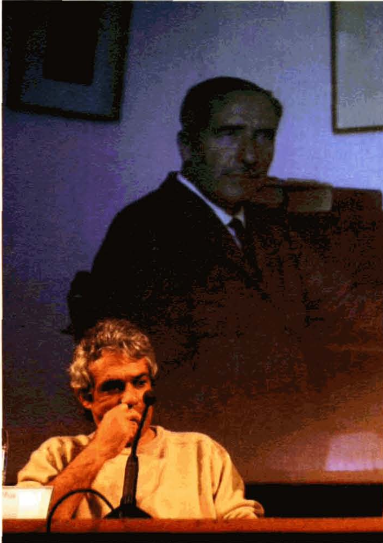 J. Marí Prunella durant la presentació que del seu llibre Marià Villangómez, una aproximació, va fer A. Ferrer al Club Diario de Ibiza. (Foto: J. A. Riera, Diario de Ibiza.)