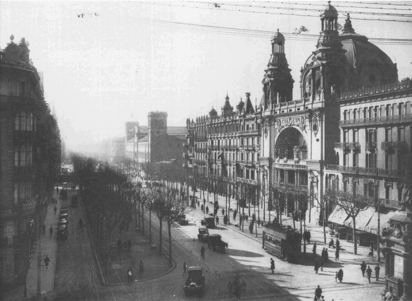 La tarda següent anàrem a un cinema de màxima categoria, però no a les millors localitats érem encara uns estudiants-: el Coliseum. La Gran Via de Barcelona, amb el cinema Coliseum i l'edifici de la Universitat, en una fotografia feta el 1929, quan M. Villangómez estudiava a la ciutat. (Arxiu Històric de la Ciutat de Barcelona - Arxiu Fotogràfic, autor: Josep Domínguez.)