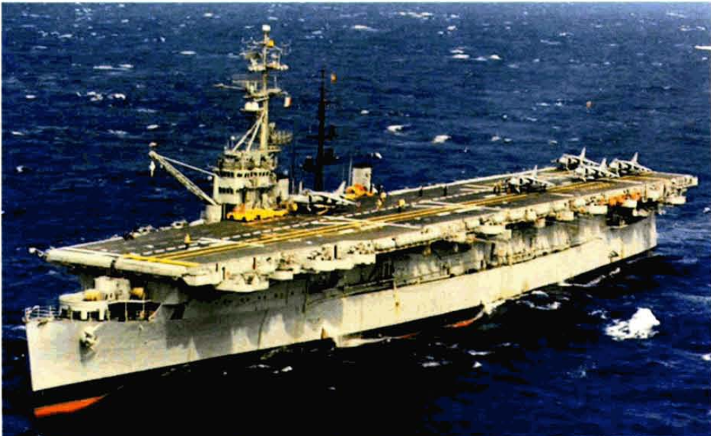 El portaaeronaus de l'Armada espanyola Dédalo, d'on s'enlairaren els helicòpters que rescataren els supervivents del naufragi del Kudowa Zdrój. (Foto: http://funkoffizier.wordpress.com).