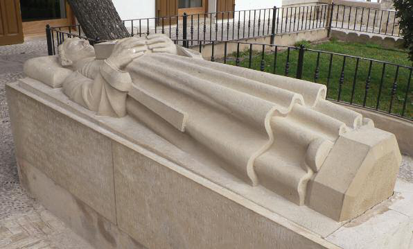 Rèplica de l'estàtua de Guillem de Montgrí al mirador de l'Ajuntament d'Eivissa. L'original es troba dalt de la porta que accedeix al claustre de la catedral de Girona (Foto: Francesc X. Torres Peters).