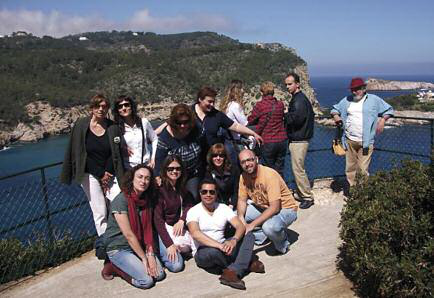 Trobada de voluntaris de Paraula en una visita a les coves de can Marçà, al port de Sant Miquel (Foto: Esperança Llorenç).