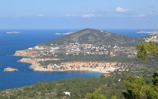 El puig Pelat, situat al nord de cala d'Hort i de cala Carbó (Fotografia: Esperança Escandell)