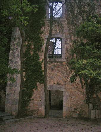 A la ciutat antiga de Girona es conserven les restes de la caserna dels Alemanys, reducte fortificat on el 19 de setembre de 1809 Antoni Tur fou fet presoner (Fotografia: Cristòfol Guerau d'Arellano i Vilanova).
