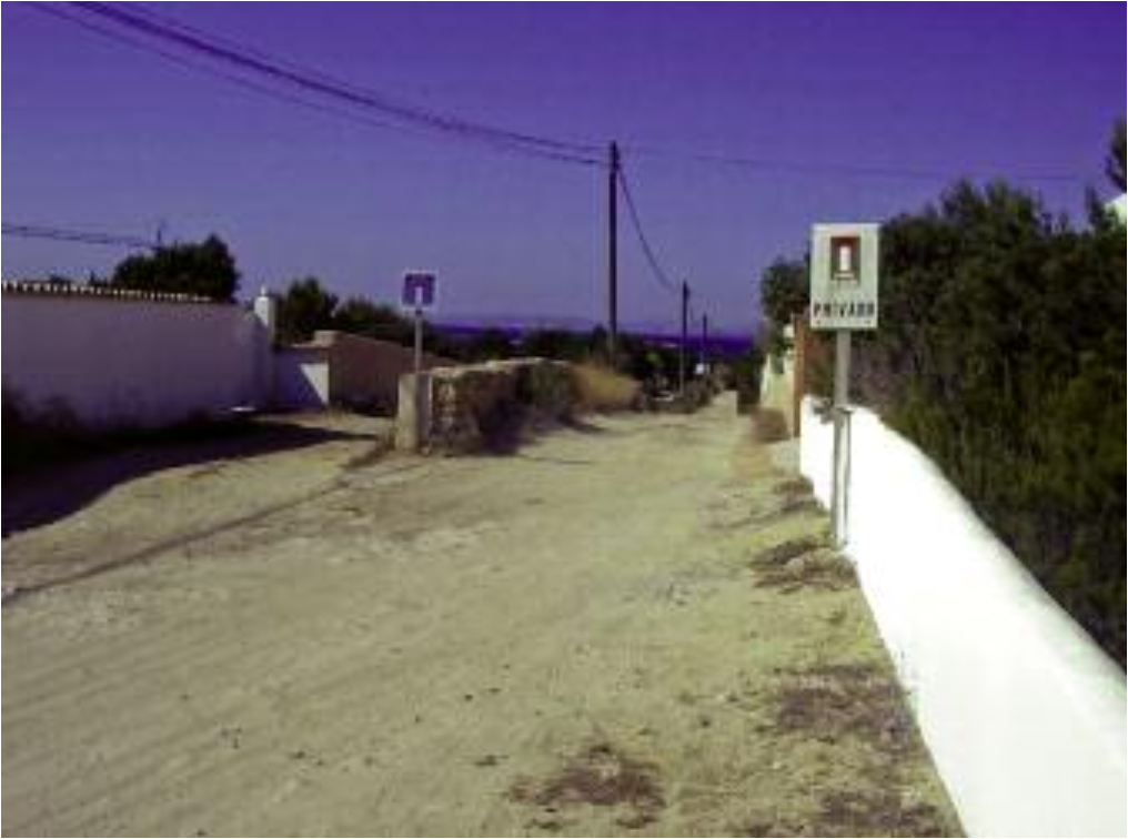 L'ocupació progressiva del sòl rústic amb la implantació d'edificacions, camins, xarxes d'infraestructures, etc., causa la pèrdua d'espais oberts i la reducció de les zones naturals.