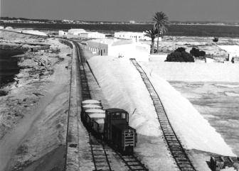 La introducció de locomotores dièsel, tractors i altres màquines a l'explotació salinera implicava l'expulsió de centenars de treballadors. Sense l'alternativa del turisme la majoria d'ells haurien acabat a l'emigració