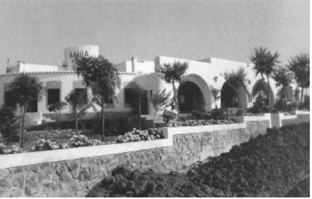 L'hotel Bahía de Sant Antoni era un hotel de 2a categoria (la màxima existent en aquell moment a Eivissa), dotat amb 85 places. Constitueix un dels principals exemples de la revifada turística dels primers anys 50. Els empresaris eivissencs tenien ben present el potencial del turisme i es llençaren a aprofitar-lo tot d'una que les circumstàncies ho permeteren