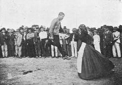 A l'esquerra, comitiva cap a Sant Antoni. A dalt, ball pagès en aquesta població.