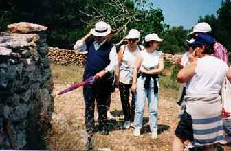 Es Brolls, Formentera. Don Joan mostra una de les fites de la propietat de Marc Ferrer (foto: Joan Josep Guasch).