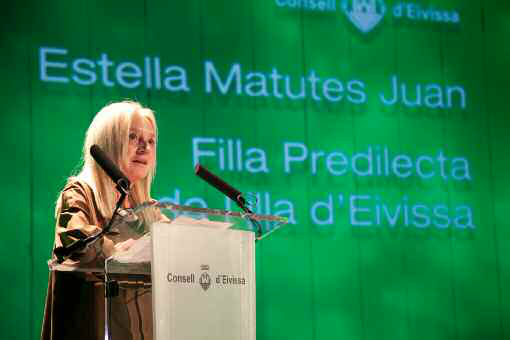 Estel·la Matutes durant el seu parlament, en l'acte en què rebé la distinció de Filla Predilecta d'Eivissa, que li atorgà el Consell Insular.