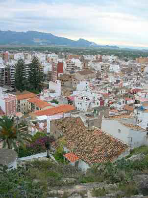 Vista de Cullera des del castell. Cullera (Ribera Baixa) és un bon exemple de vila de reialenc en què s'establí un nombre destacable d'emigrants eivissencs.