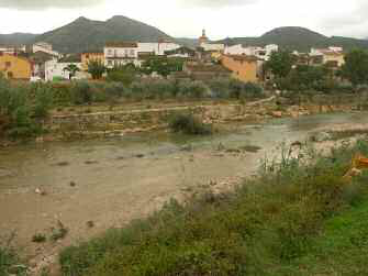 Vista de Xaló (Marina Alta). L'antic Ràfol de Xaló va ser repoblat predominantment per mallorquins, tot i que també s'hi establiren alguns repobladors eivissencs. Al seu terme municipal es troba el barranc de l'Aveixenc, topònim que manté, encara que deformat, el gentilici eivissenc.