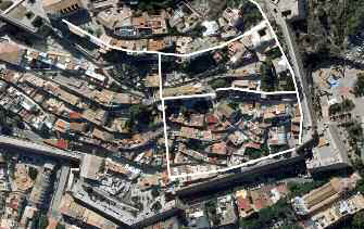 Foto aèria de part de la vila d'Eivissa amb el traçat aproximat dels murs medievals. El recinte inferior correspon al raval, fortificat la primera meitat del segle xiv (Foto: Infraestructura de Dades Espacials de les Illes Balears, IDEIB, Govern de les Illes Balears).