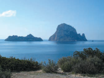 En la imatge, els illots des Vedrà i es Vedranell, vistos des de la costa de cala d'Hort.