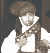 Pagès eivissenc amb banda sobre el pit, tal com es degué mostrar a l'Exposició del «Traje Regional» de 1925. Fragment de la fotografia enviada des d'Eivissa als organitzadors de l'Exposició a Madrid (Museo del Traje. Centro de Investigación del Patrimonio Etnológico).