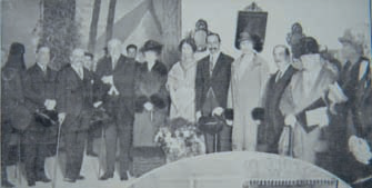 Els reis Alfonso i Victoria, la reina Cristina, la infanta Isabel, el president del Directori, els subsecretaris de Governació i Instrucció Pública, el comte de Romanones, president del comitè organitzador, i altres personalitats, en la inauguració del l'Exposició del «Traje Regional» (Nuevo Mundo 24-4-1925: 20).