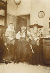 Fotografia que degué enviar el mestre Albert als organitzadors de l'exposició del «Traje Regional». Museo del Traje. Centro de Investigación del Patrimonio Etnológico.