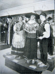 En primer terme, dos dels maniquís, vestits a l'ús de la pagesia eivissenca, presents en l'Exposició del «Traje Regional» (Mundo Gràfico 1925: 15; La Esfera 6-6-1925: 12).