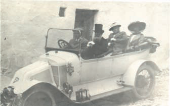 Recaredo Jasso, aleshores batle de la ciutat, amb la infanta Isabel de Borbó, popularment coneguda com la Chata, acompanyada de la seua secretària, Beltrán de Lis (donació de la néta de Jasso; Arxiu d'Imatge i So Municipal d'Eivissa, AISME).