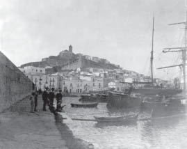 La ciutat des del Mur, encara inacabat l'any 1913 (foto: Narcís Puget; Arxiu d'Imatge i So Municipal d'Eivissa, AISME).