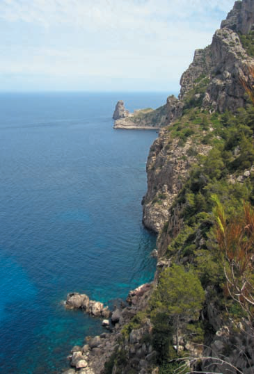 Costa rocosa amb penya-segats sobre un mar blau intens.