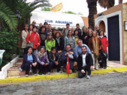 A dalt, fotografia de grup dels excursionistes del Curs Eivissenc de Cultura, a Cala Vedella (fotografia: Joan Josep Costa Prats). A baix, un moment de la presentació d'El Pitiús 2013, amb Joan Josep Guasch, director de la publicació, Bernat Joan, presentador, i Marià Serra, president de l'IEE (fotografia: Pep Toni).
