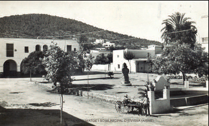 Plaça de l'Ajuntament de Santa Eulària, on es va instal·lar el monument que recorda l'actuació del poble durant l'enfonsament del correu Mallorca el 17 de gener de 1913. Foto: Domingo Viñets. Arxiu d'Imatge i So Municipal d'Eivissa (AISME).