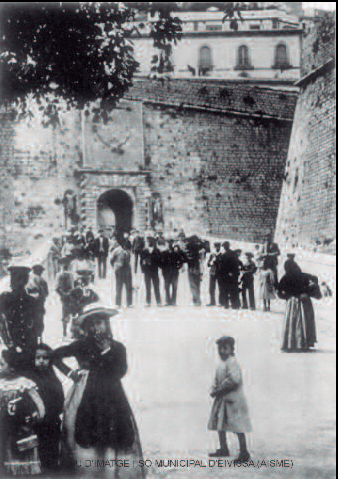 Eivissencs i eivissenques posant al Rastrillo. Foto: F. Hernández; J. Tarrés Espinal. Impresa a Samsot i Missè Hnos. Principis del s xx. Arxiu d'Imatge i So Municipal d'Eivissa (AISME).