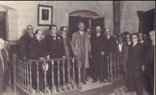 Visita, el 1931, del president de la Generalitat de Catalunya, Francesc Macià, a Castelló d'Empúries. A la seua esquerra, amb el bastó de batle, Josep Bordas de la Cuesta.